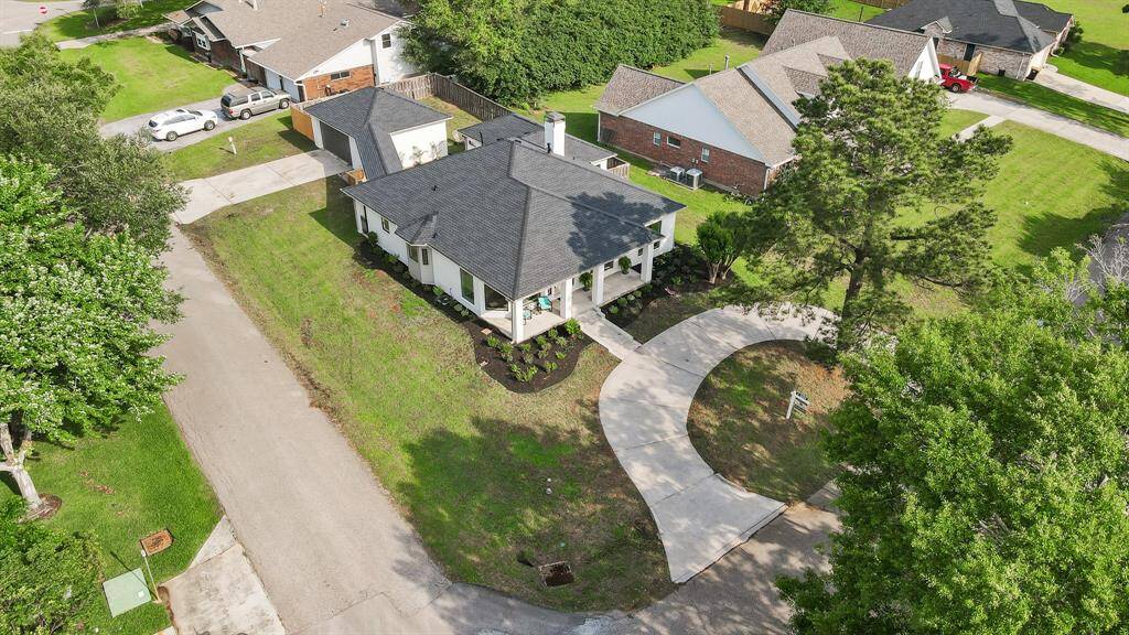 Twin Shores- the friendliest neighborhood around! Bonus - the home sits one block from the marina and pier. This neighborhood is a hidden gem!