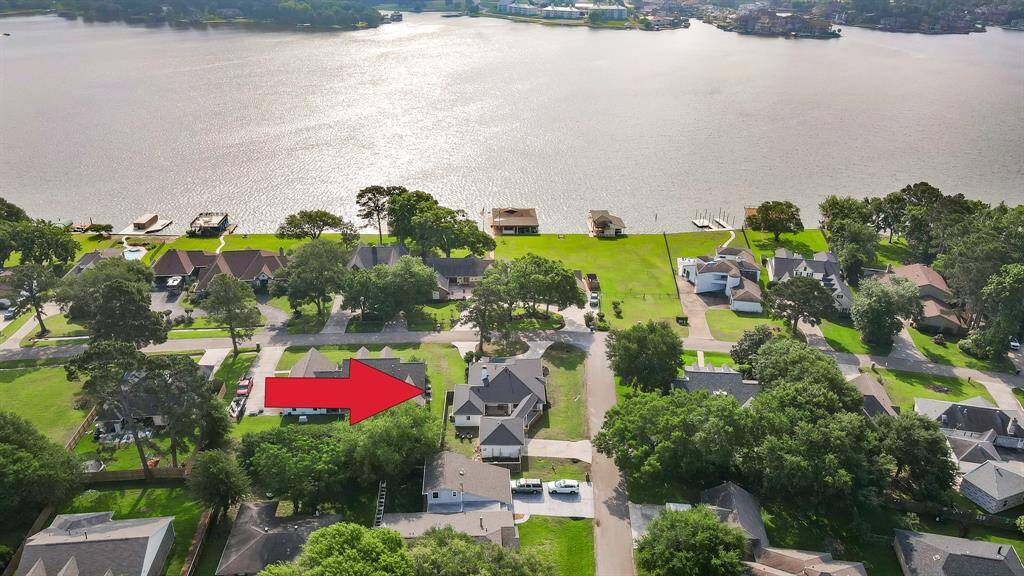 With an eastern frontage you can begin each day with the sunrise dancing on the waters of lake Conroe