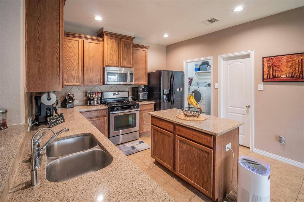 Large Gourmet Kitchen with Island