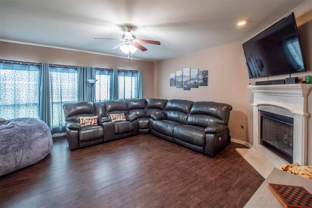 Very spacious family room with a gaslog fireplace