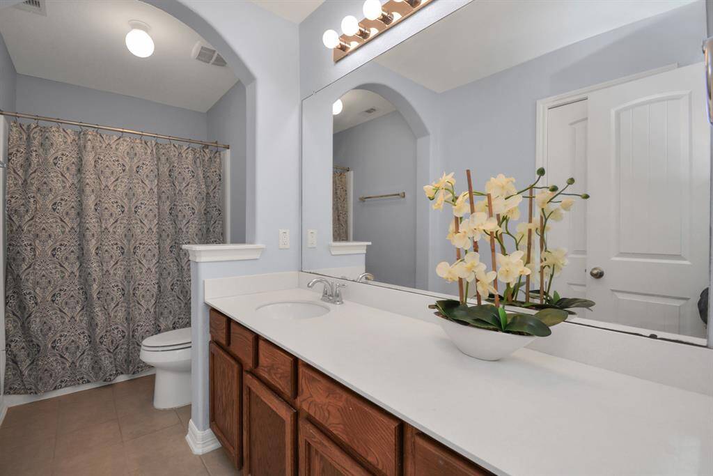 Full Secondary Bathroom