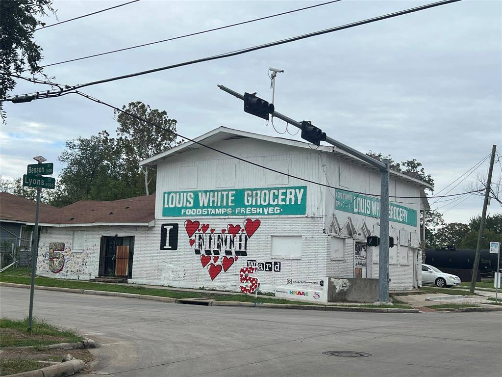 Located two lots behind the historic Louis White Grocery in 5th Ward.