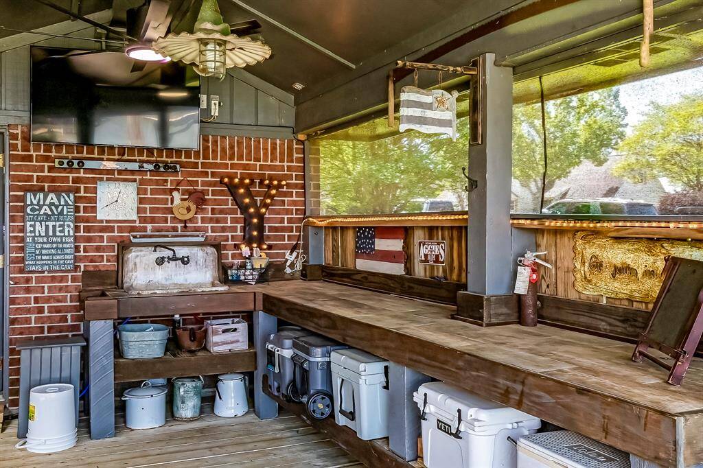 This outdoor kitchen has it all!