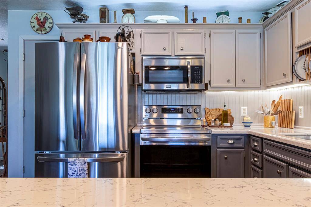 Kitchen with quartzite counter top, recent appliances