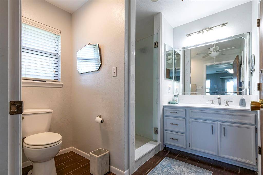 Primary en suite bathroom
