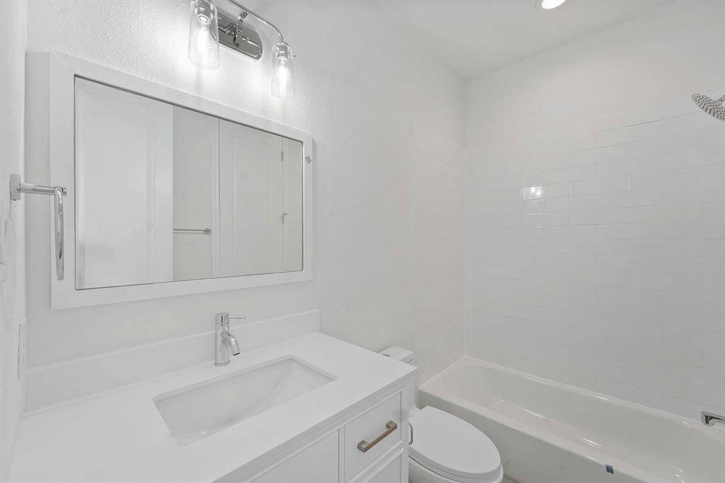 Tub & shower combo in Jack and Jill bathroom