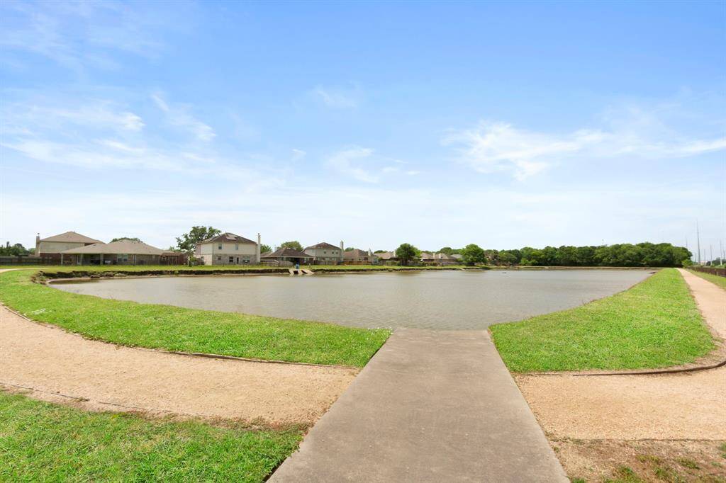 Neighborhood Walking Trail and Pond