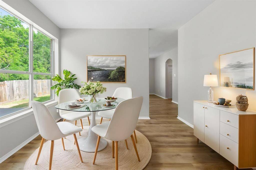 Breakfast nook (Virtually Staged)