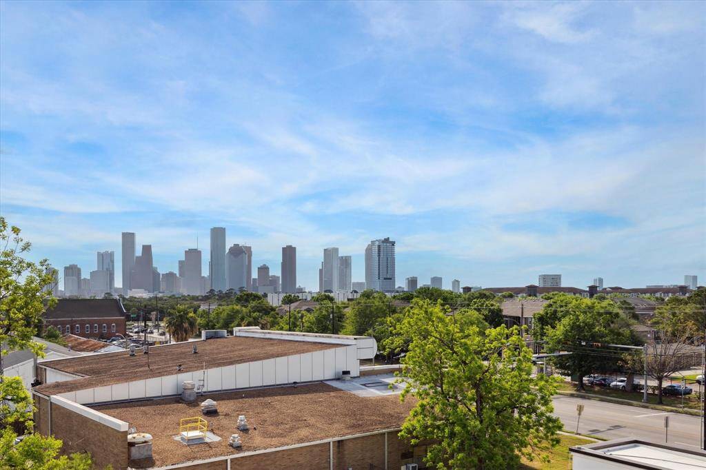Breathtaking panoramic view of Downtown Houston from your own private rooftop retreat—an ideal front-row seat for dazzling 4th of July fireworks and unforgettable cityscape sunsets.