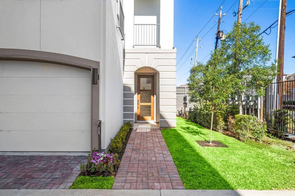 Welcoming entrance into the Model home snd Jamye plan.