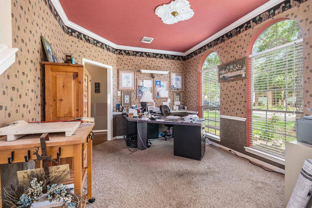 Formal dining or office space off of the entry