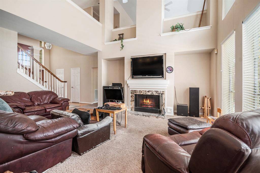 Gas log fireplace