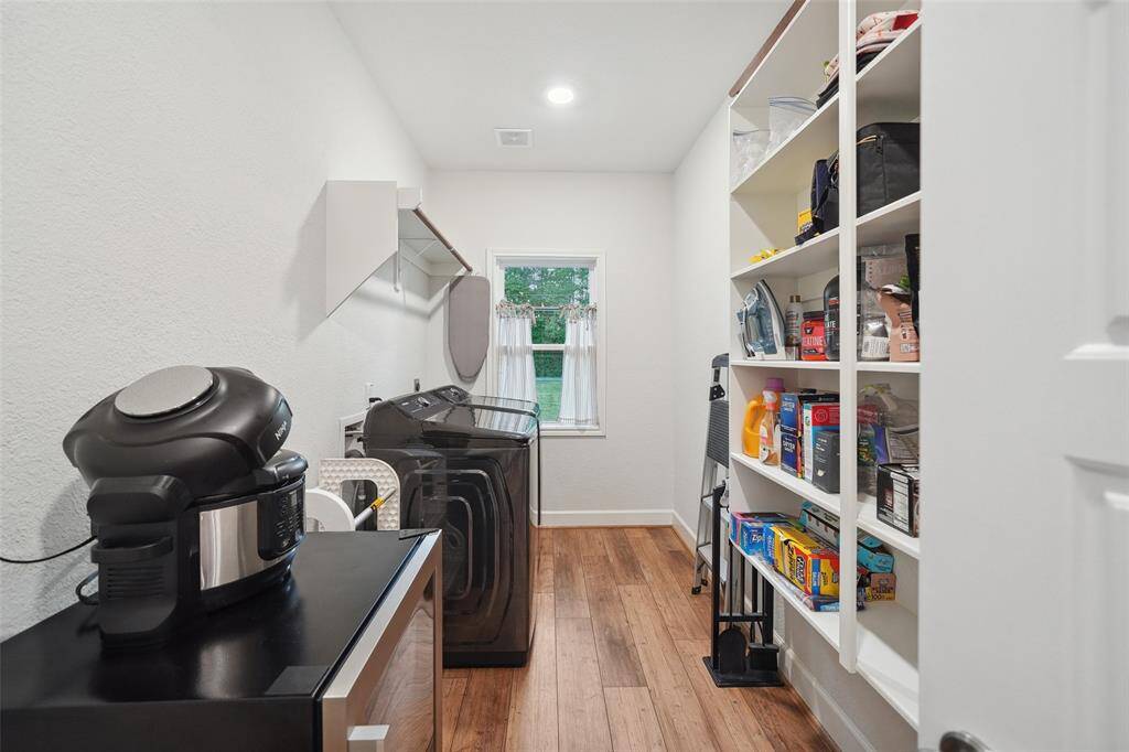 Large Laundry room/ pantry