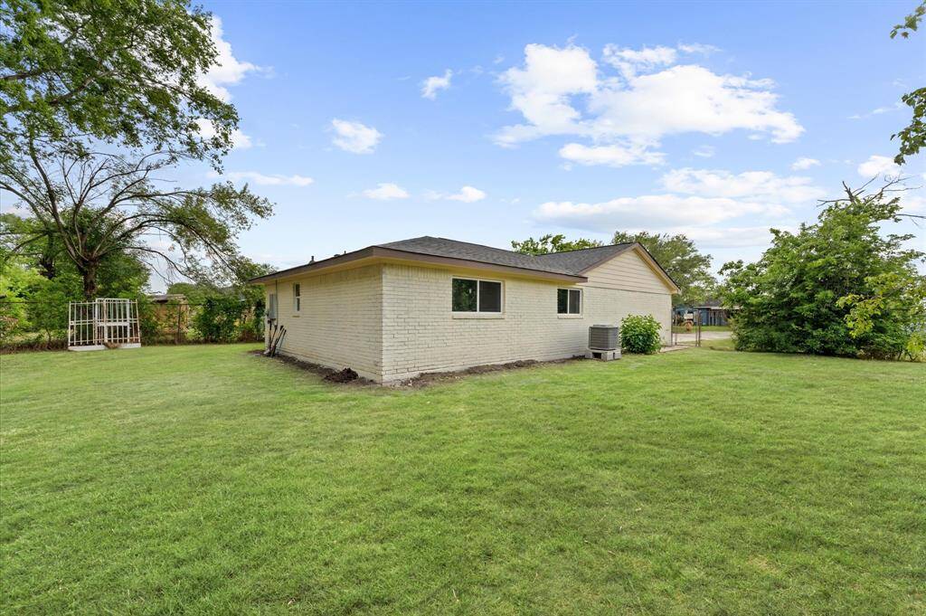 Large backyard with no neighbors in the right side of the home