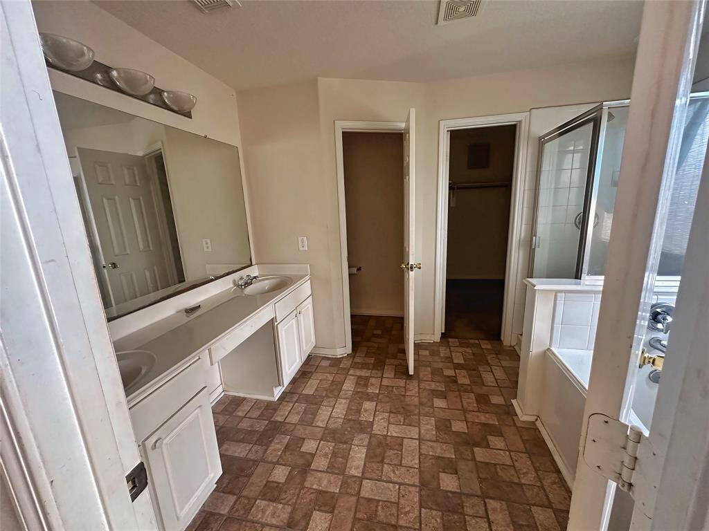 Double sink in primary bath