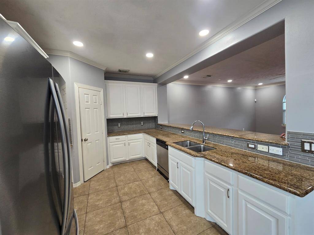 Tons of cabinets space and gorgeous granite countertops