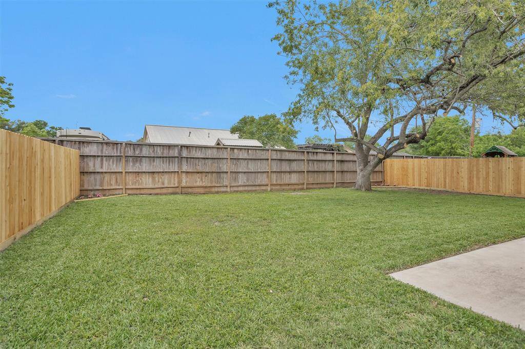The large Backyard offers plenty of space for outdoor activities!