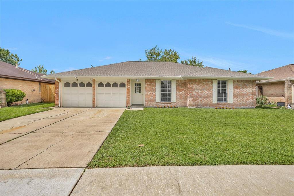 This home sits on a spacious lot with convenient access to shopping, dining and major highways!