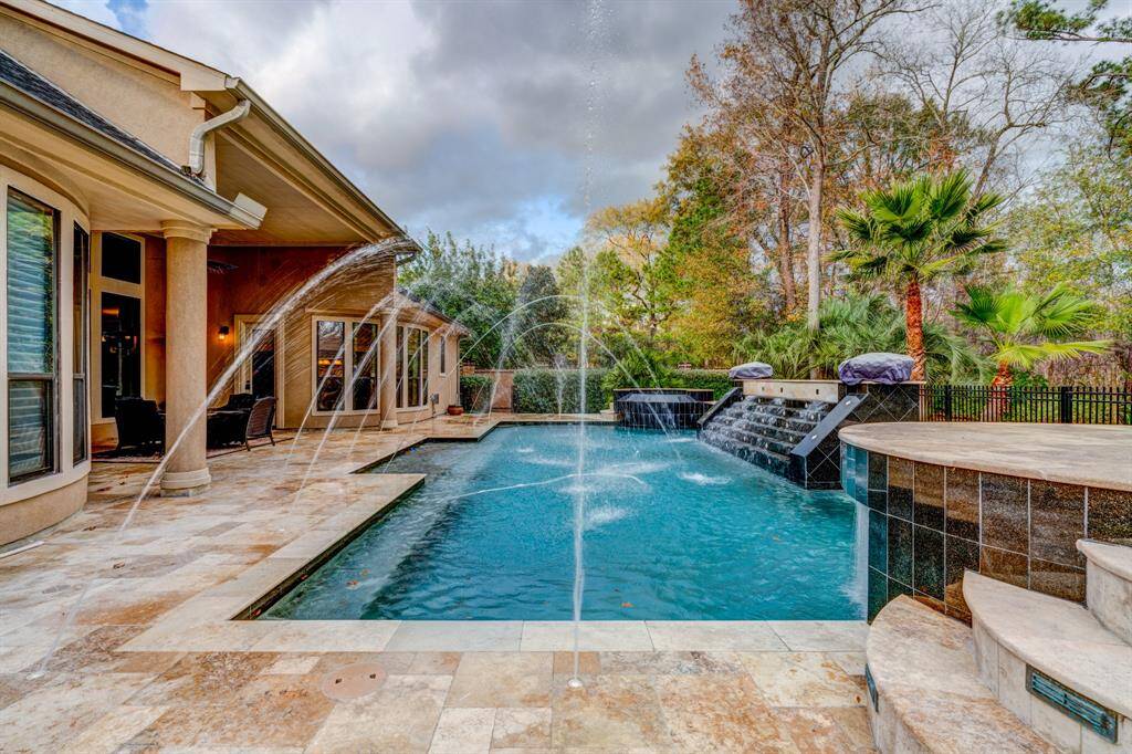 Whether after a long day of work or just because it is a Monday afternoon, take a dip in the poolor sit in the spa for ample relaxation.