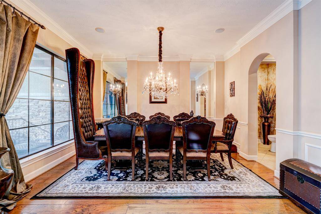 Formal dining has never been so appealingly extravagant. Dazzling crystals hang from the overhead chandelier as the light dances across the room in an almost orchestrated rhythm.