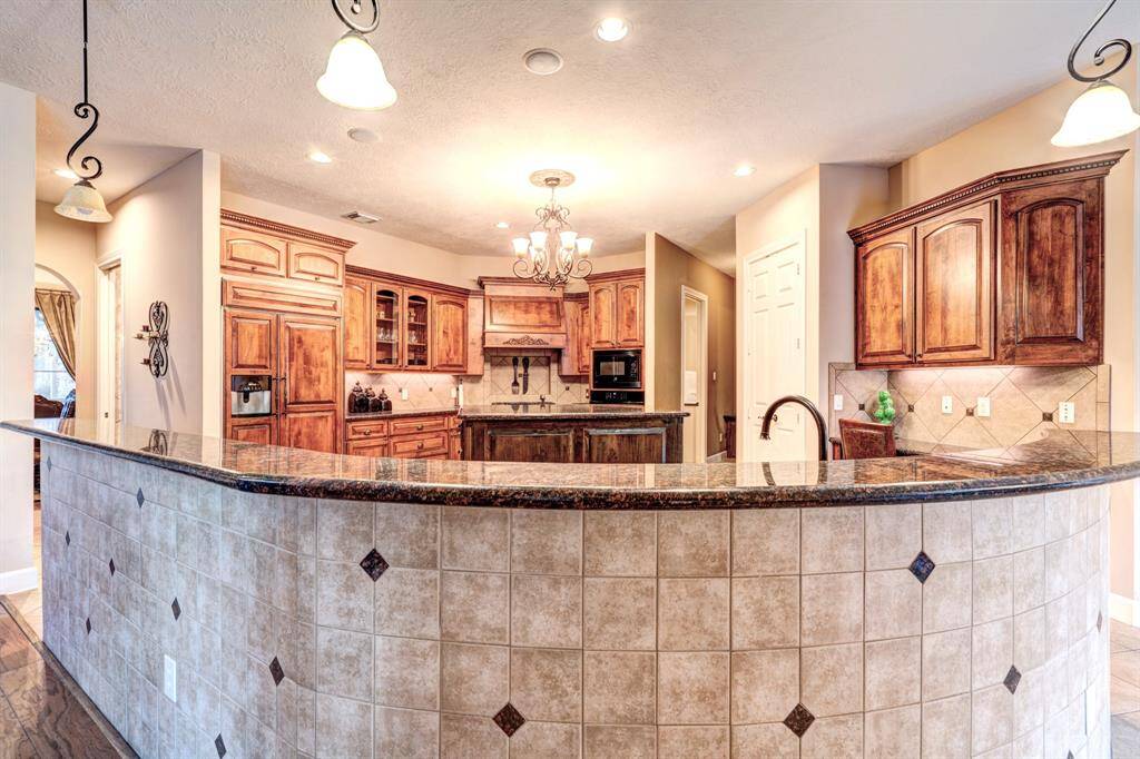 Curving and lengthy, the breakfast bar may seat many guests. During long weekends, setup an ice cream buffet for the fam and watch as the bar fills up with smiling faces!