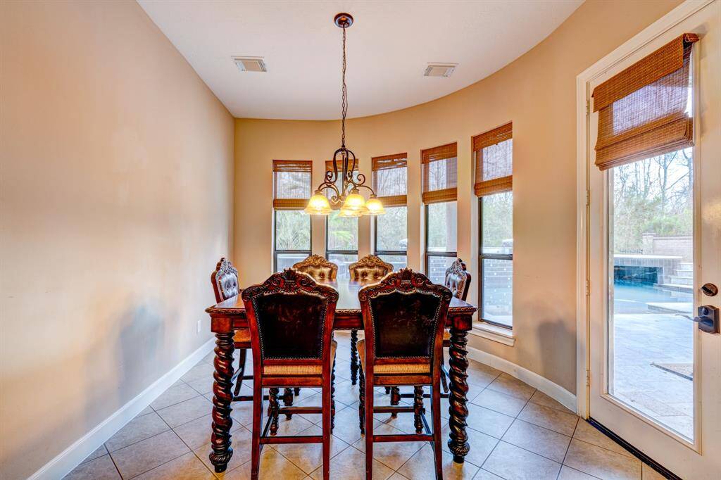 Everyday dining in the breakfast nook is a feast for the eyes. Beautifully shaped, the wall smoothly arcs and allows glowing natural light into the space.
