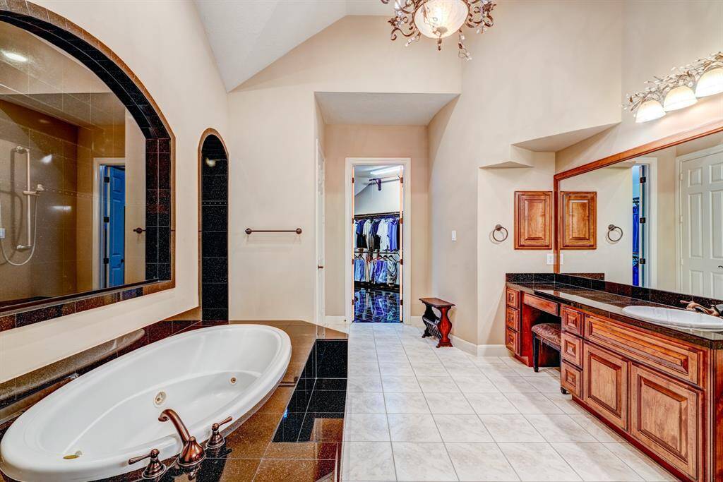 Pamper yourself or your special someone with an evening bubble bath in the jetted soaking tub!