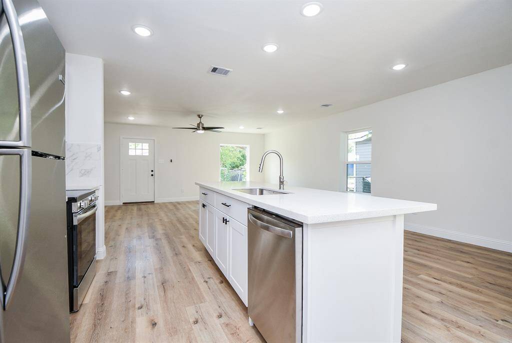 Eat-in kitchen