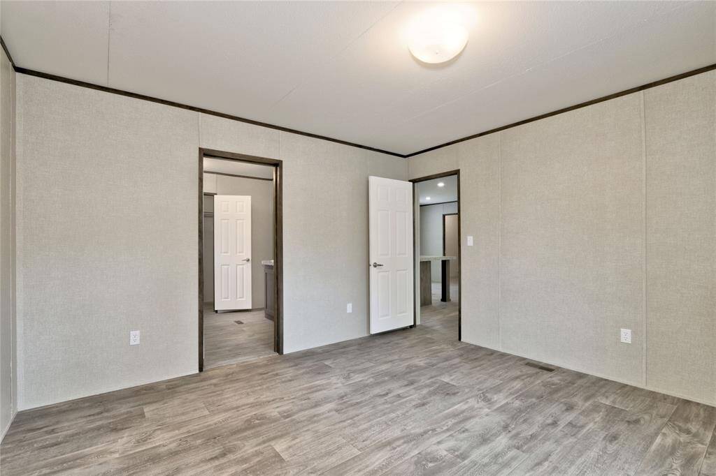 En-suite primary bathroom with Walk-in closet