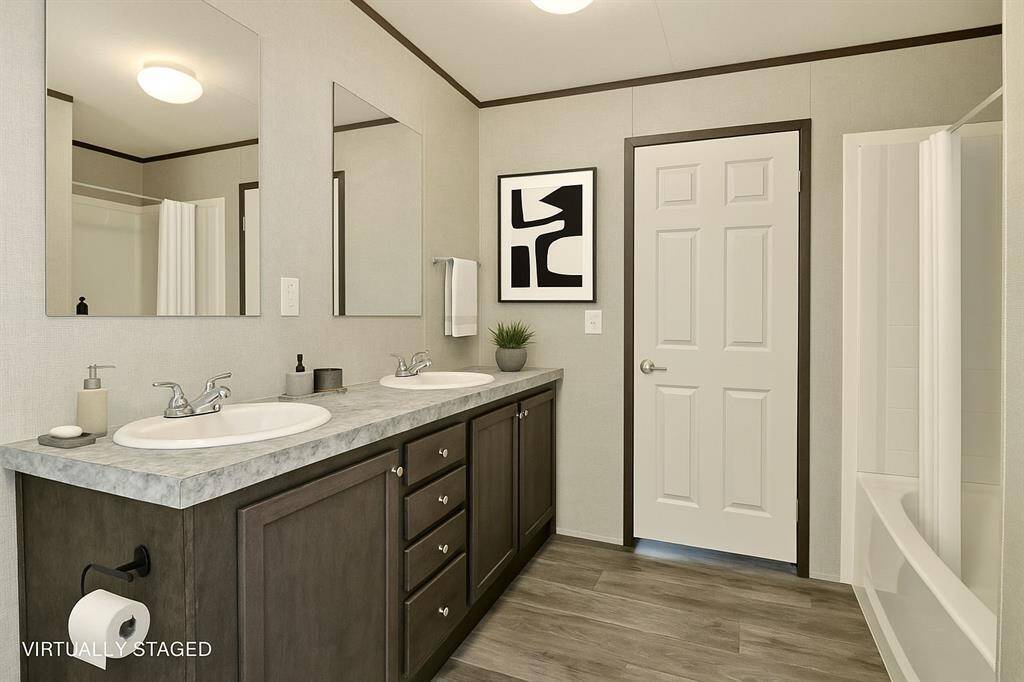 En-suite primary bathroom with Walk-in closet