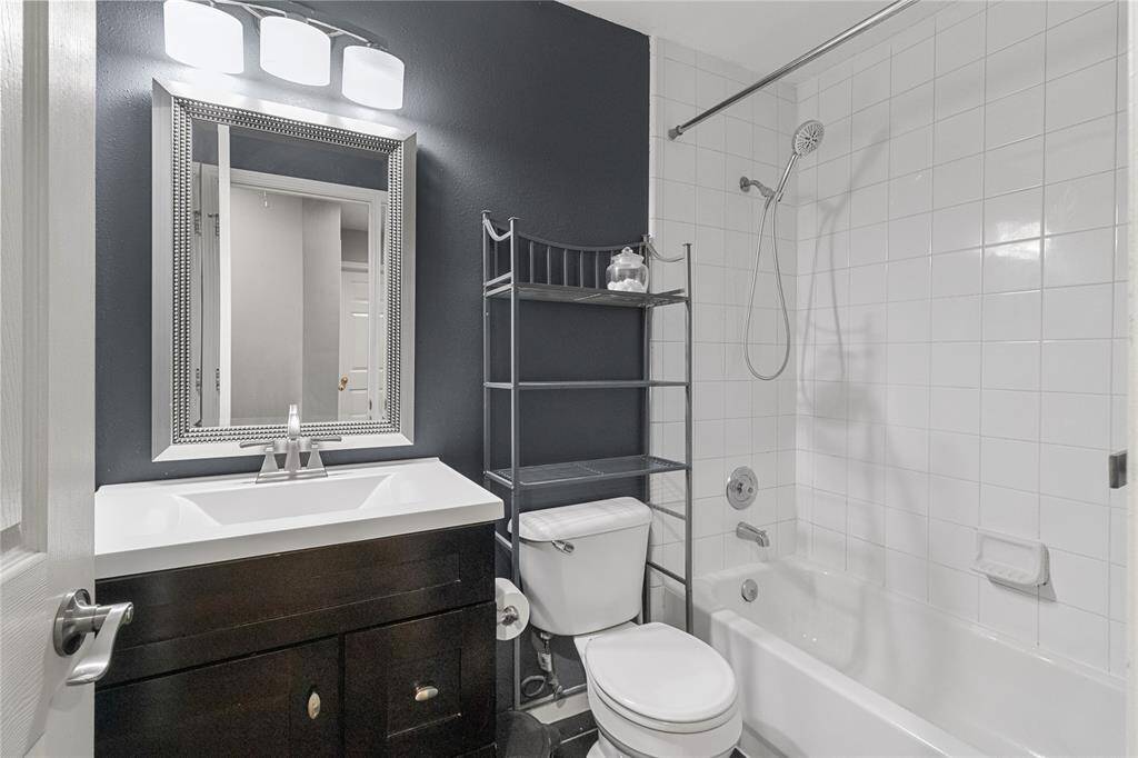 2nd bath off hallway