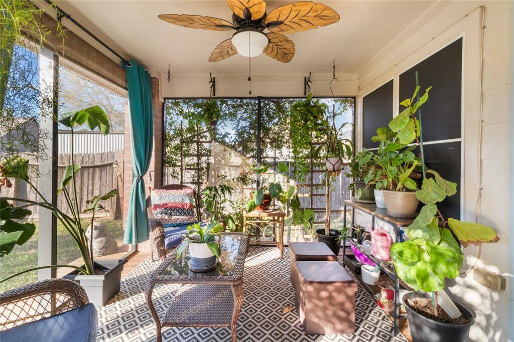 Screen Porch area