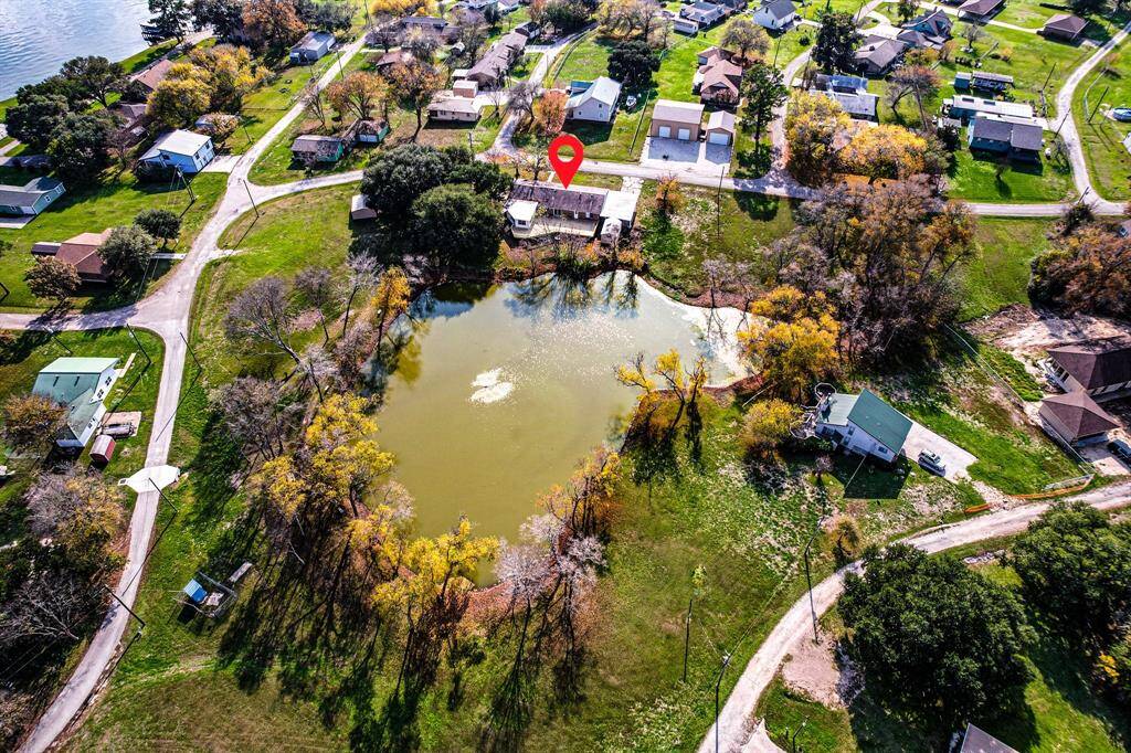 This house is walking distance to community pool and boat launch