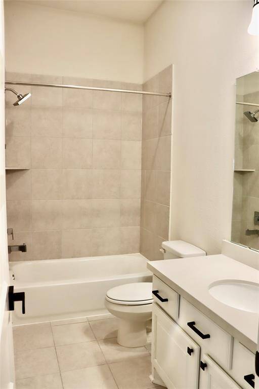 Full bathroom in the hallway by the fifth bedroom