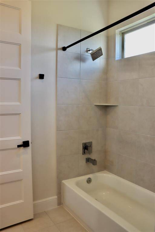 full bathroom connected by a jack and Jill