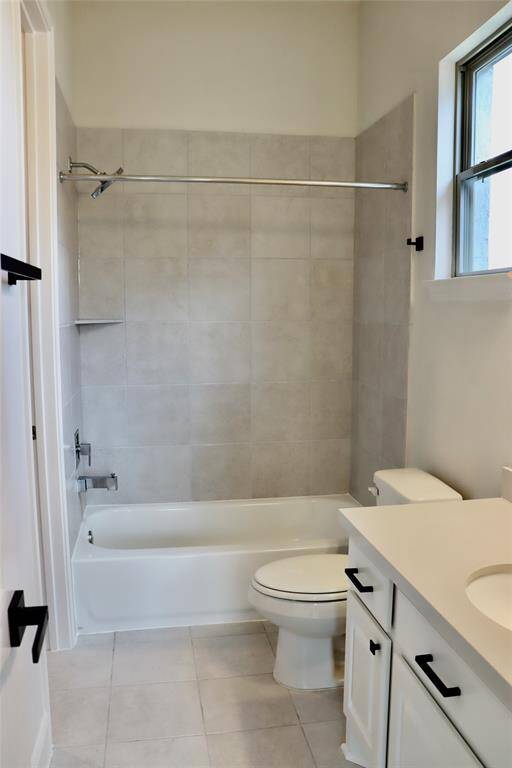 Guest suite full bathroom