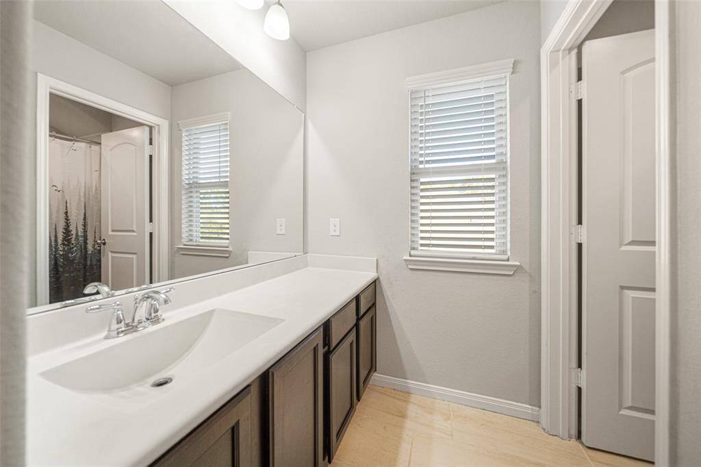 The other upstairs bathroom.