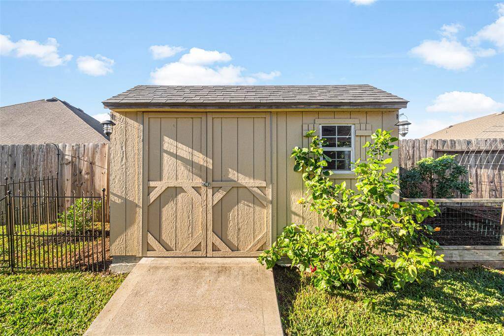 This large work shed keeps your back yard tidy with lots of storage room.