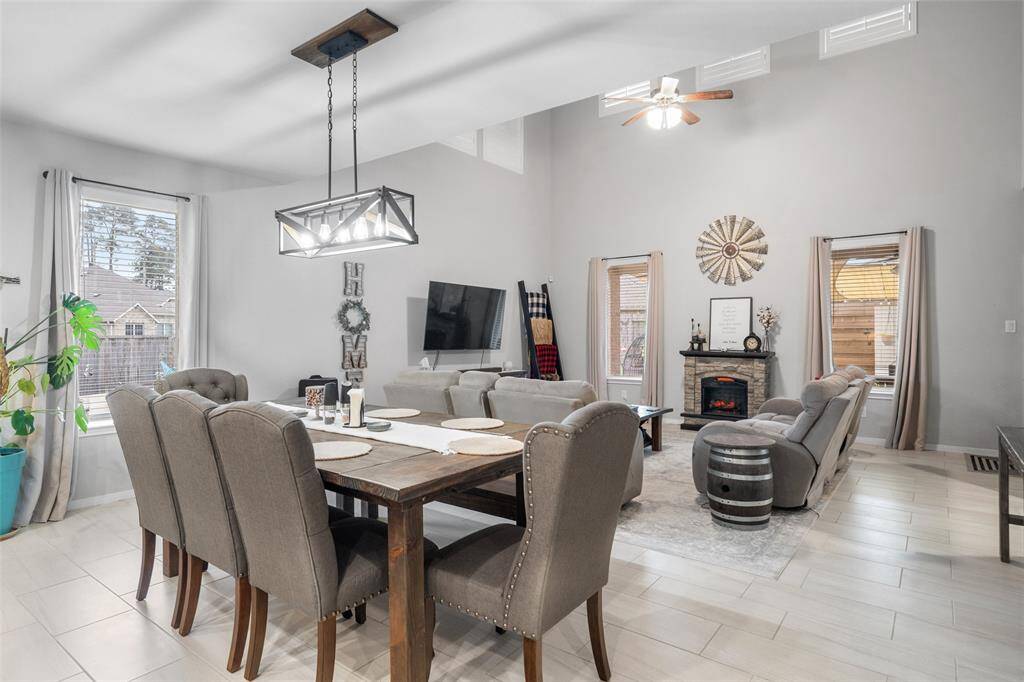 Just look at the open feel between the breakfast/ dining area and the family room.