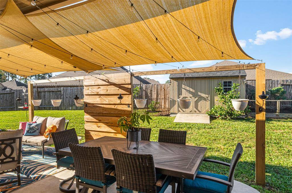 Look at this charming vignette to eat dinner out under the stars. This back yard feels like a resort!