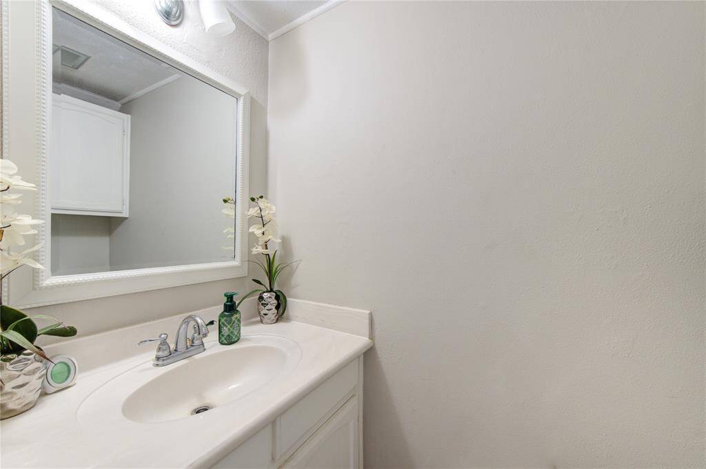 Half bathroom in the hallway!