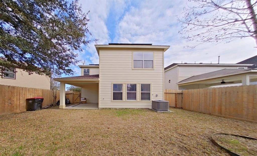 Spacious backyard!
