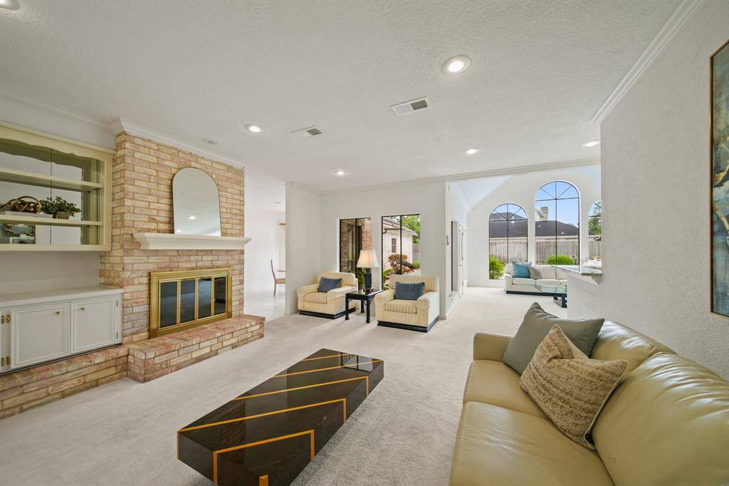 Another view of the large family room...