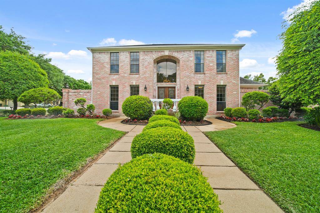 This property is fabulous and so is the community! The mature trees and landscaping are found throughout this golf course community. Sugar Creek is situated on not just one, but two golf courses and country clubs...Sugar Creek and Riverbend.