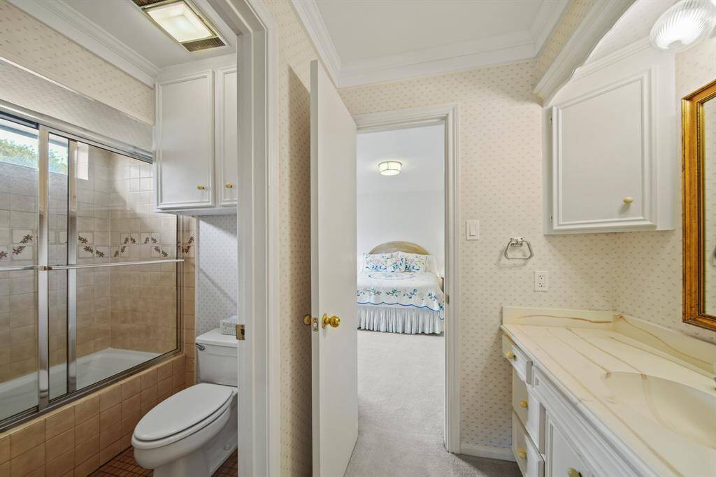 Another upstairs bath...just awaiting your personal taste.