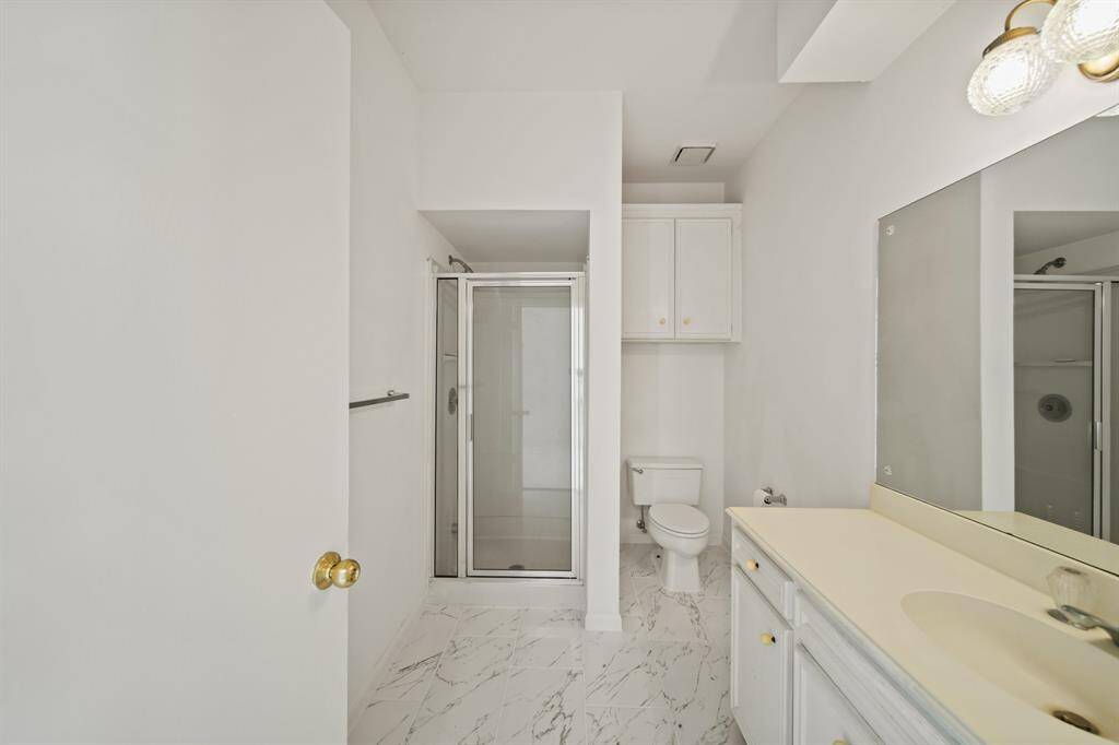 This full bath is part of the quarters.