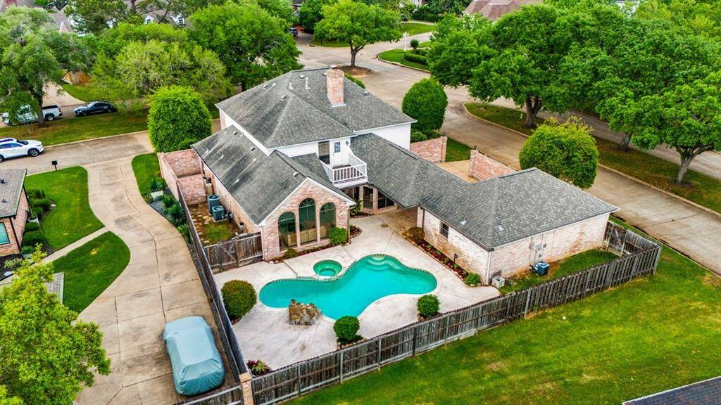 The large lot offers so much privacy. The location is so convenient, as it is very close to Williams Trace and Highway 59. Sugar Creek offers the suburban lifestyle, but with all the conveniences right around the corner.