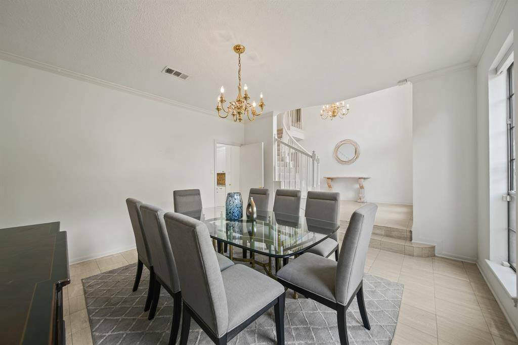 Another view of the dining room...