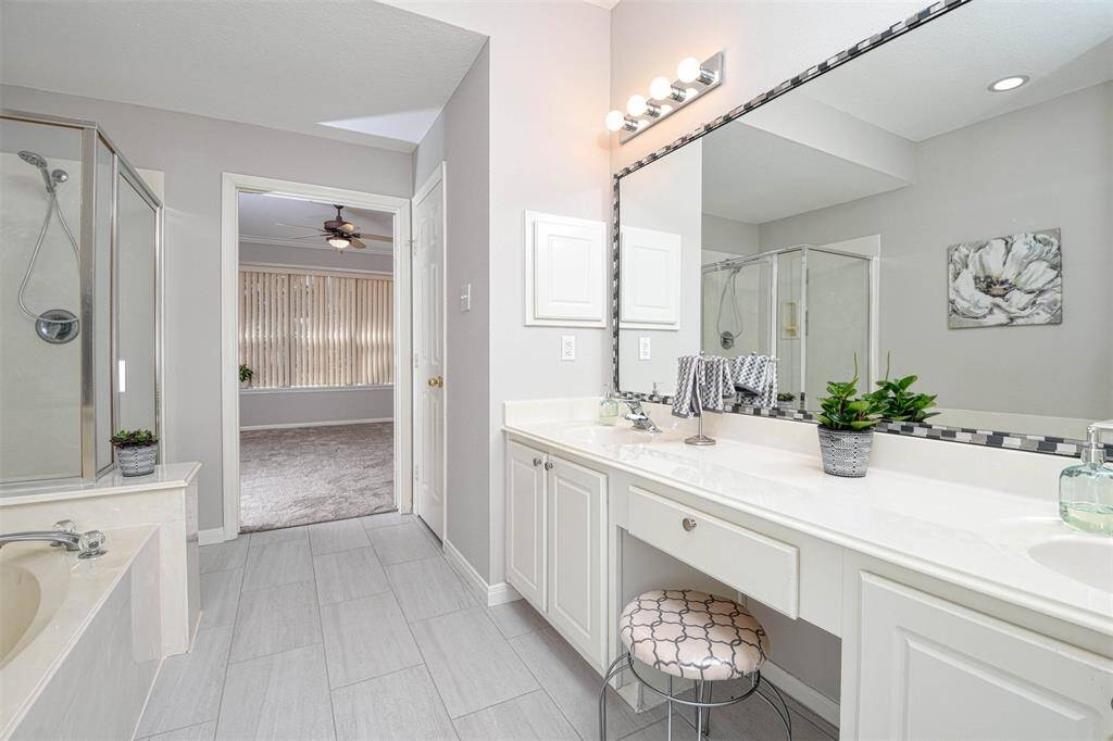 Double sink and vanity area