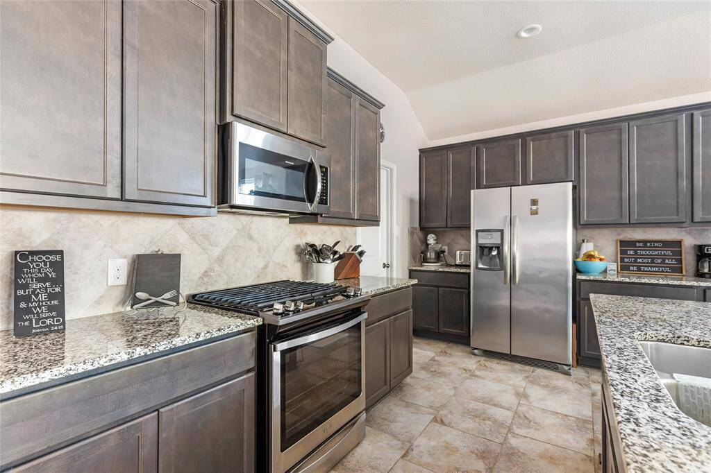 Granite countertops, stainless steel appliances, walk in panty, ample counter/cabinet space.